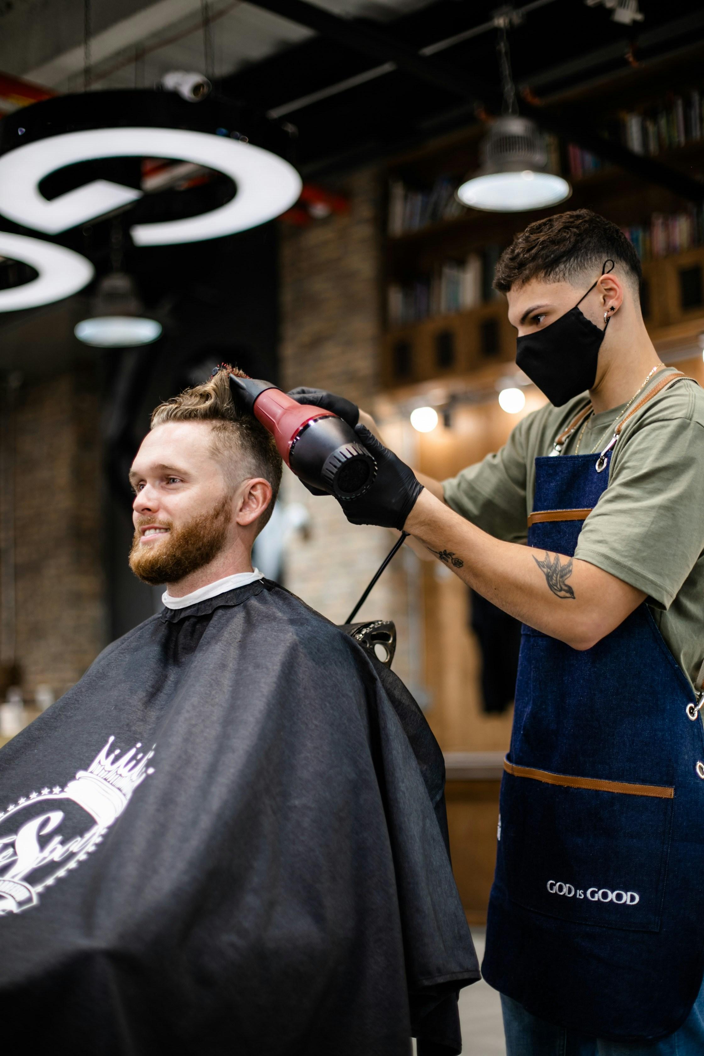 Cadeira de barbearia com barbeiro atendendo um cliente
