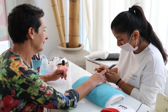 Profissional de manicure atendendo uma cliente
